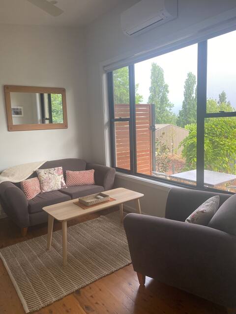 Successful Airbnb property: Kick back and relax in this calm, stylish space. in Alpine Shire