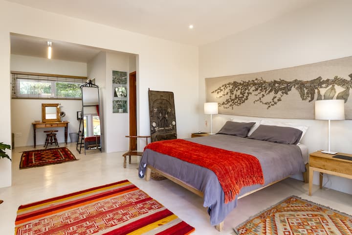 Chumba kikuu cha kulala chenye nafasi kubwa