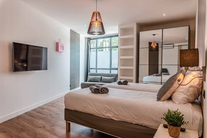 La gran habitación de 27 m² tiene un baño contiguo, que combina elegancia y practicidad para su comodidad. Disfrute de una zona de relajación privada y refinada para recargar energías después de un día ajetreado.