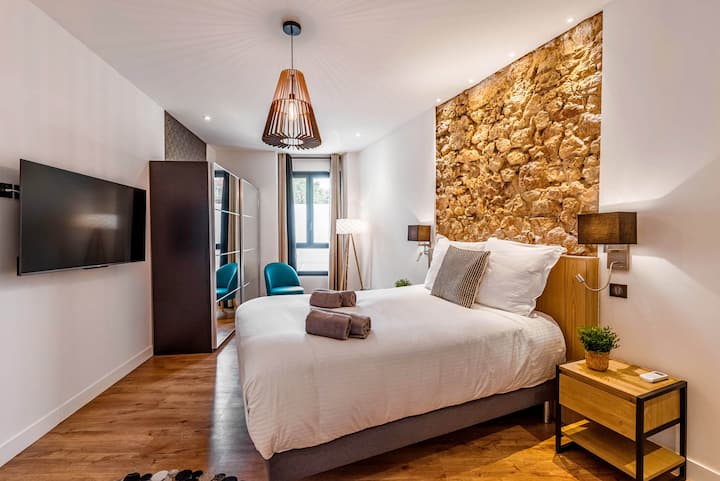 Esta habitación, al igual que las demás, destaca por su gran superficie, ofreciendo un espacio de descanso generoso y cómodo. Disfrute de esta habitación luminosa y acogedora para relajarse y pasar noches tranquilas durante su estadía.