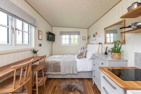 Secluded lodge with spectacular views and hot tub!