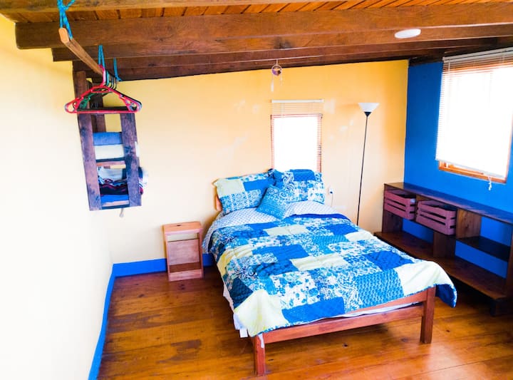 Dhomë gjumi e bollshme dhe e rehatshme në katin e sipërm