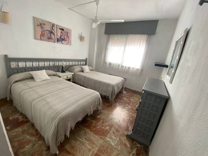 Glavna spavaća soba s ugrađenim ormarom.