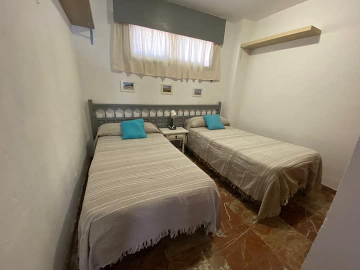 Druga spavaća soba s ugradbenim ormarom.