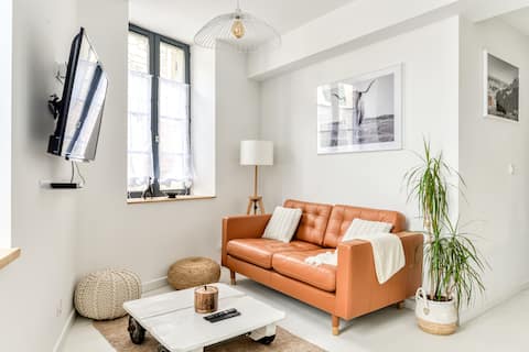 Propriété Airbnb réussie: L'Or Blanc - City view, 3-minute walk, air conditioning, fiber optic à Carcassonne