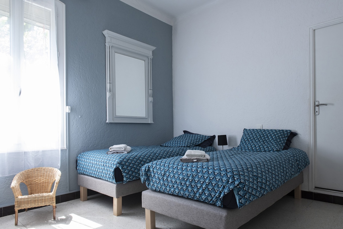 The children's room consists of two single beds of 90*200. On request these beds can also be installed in a single double bed of large size (180*200). (fixing of the feet, placing in addition to one on mattress ..)