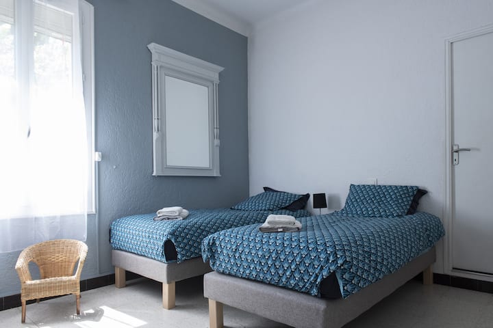 The children's room consists of two single beds of 90*200. On request these beds can also be installed in a single double bed of large size (180*200). (fixing of the feet, placing in addition to one on mattress ..)