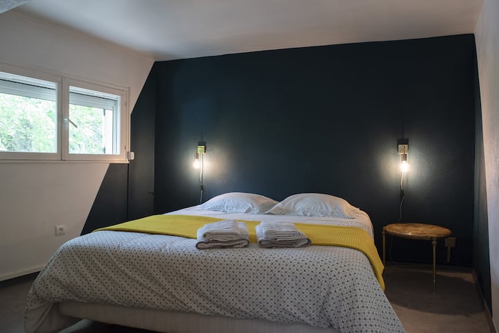 the master bed and breakfast is also called the green room. A screen is displayed at the window. Electric blinds and air conditioning make this room pleasant. 
