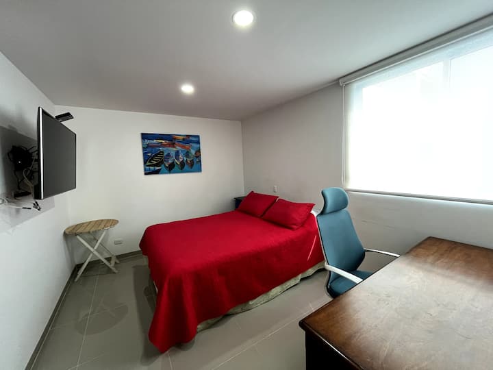 Მთავარი ოთახი კონდიციონერითა და სამუშაო სივრცით