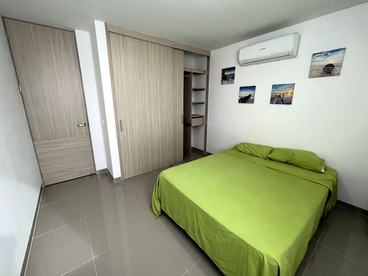 Მეორე ოთახი ორადგილიანი საწოლით, დიდი კარადა და კონდიციონერი