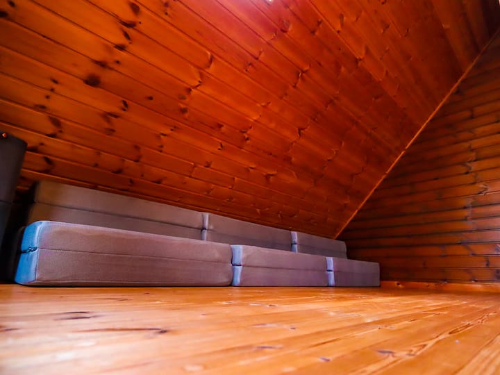 Loft! Kuna.Baada ya kuzungumza kwenye sofa, sofa inabadilika kuwa godoro!
Unaweza pia kuvaa futoni na kulala kwa furaha na kila mtu!