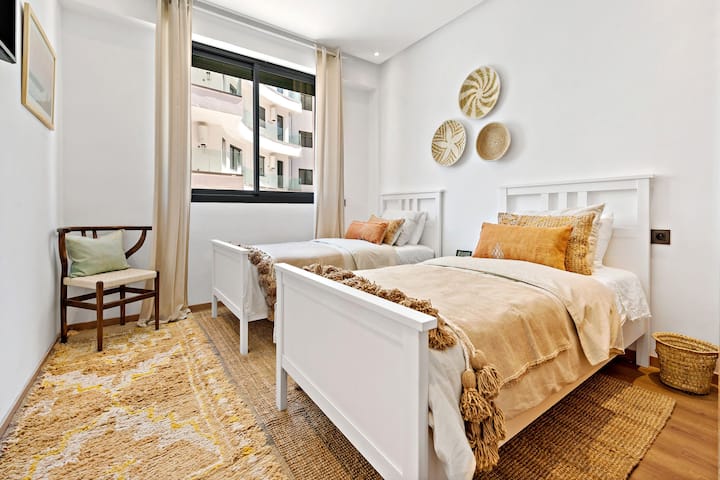 Ორადგილიანი ოთახი, რომელიც სავსეა ხასიათითა და ხიბლით. 

Კაშკაშა და ბუნებრივი სინათლით სავსე პატარა აუზი. Ისიამოვნეთ კომფორტული საწოლებითა და ბალიშებით.

Მორთულია ხელით ნაქსოვი საბნებით, კალათებით, საბრას სტილის ბალიშებით და ვინტაჟური მორბენალითა და ბალიშებით. 