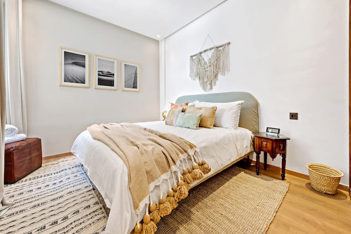 Ძირითადი საძინებელი: კომფორტული თეთრეული და კომფორტული ბალიშები. 

Განზრახ გაფორმებული დასასვენებლად და მშვიდი დასვენებისთვის. 

Ივსება ხელნაკეთი, ადგილობრივი წარმოების ნივთებით: მორბენალი, პუფი, ბალიშები, გდება, მაკრამი, სპილენძის ლამპა და კალათები.
