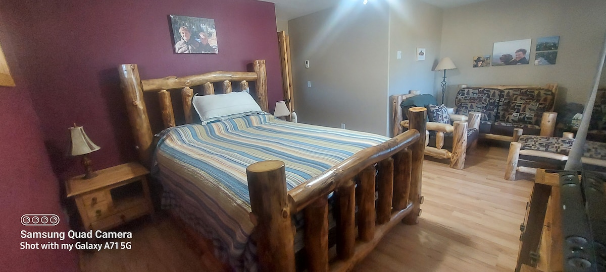 suite principal con cama tamaño queen y área de estar. Bonitas vistas desde la gran ventana desde la sala de estar. 