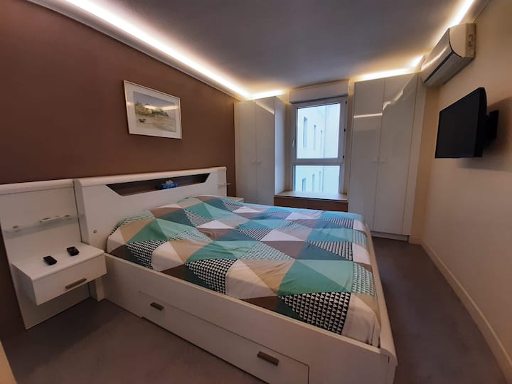 Habitación con aire acondicionado -quarela enmarcada por encima de la cama 
Ropa de cama de calidad SIMMONS 160X200 
memoria de forma 2 personas
2 Armarios-Portes Vidrio apertura push-pull -2 armarios
TV PANASONIC-Internet Wi-Fi a través
 Dispositivo Connect TV SFr
Persiana eléctrica.