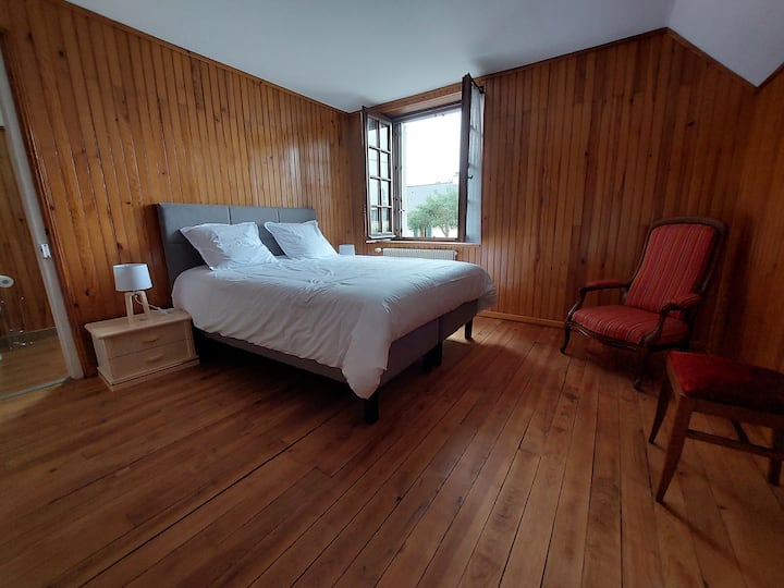 ห้องนอนพร้อมเตียงคู่ 160 ซม. มองเห็นโถสุขภัณฑ์ในห้องน้ำ