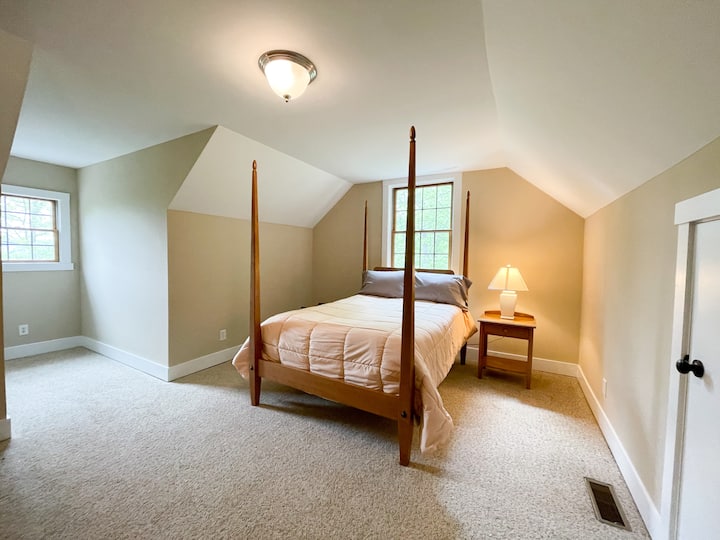 Ზემოთ საძინებელი მეხსიერების ქაფის მატრასითა და სამუშაო სივრცით