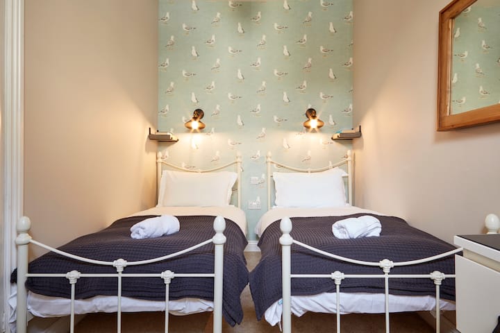 Samostatné postele v 2. spálni s veľkým oknom a úložným priestorom