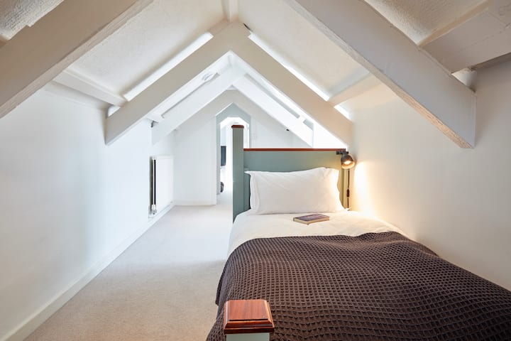 Jedno z dvoch samostatných lôžok sa nachádza na 2. poschodí. Ručne postavené súčasnými majiteľmi a veľmi pohodlné!