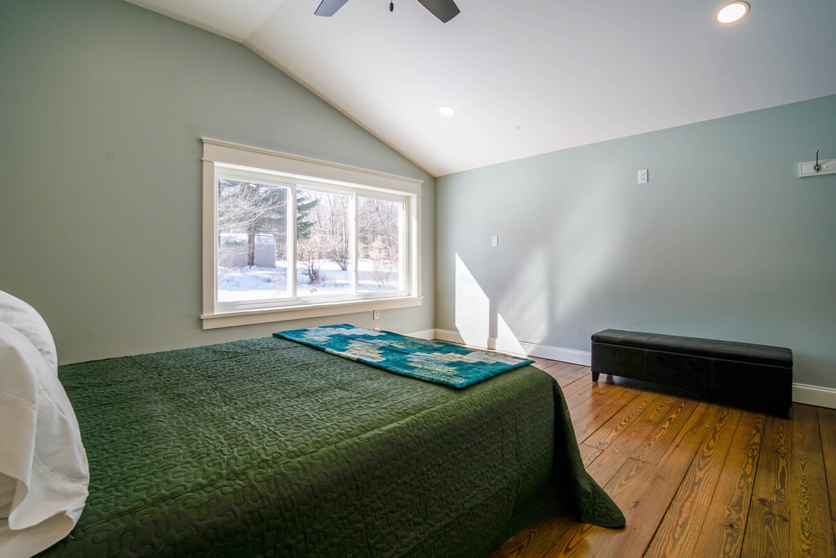 Spavaća soba na drugom katu s privatnom kupaonicom.  