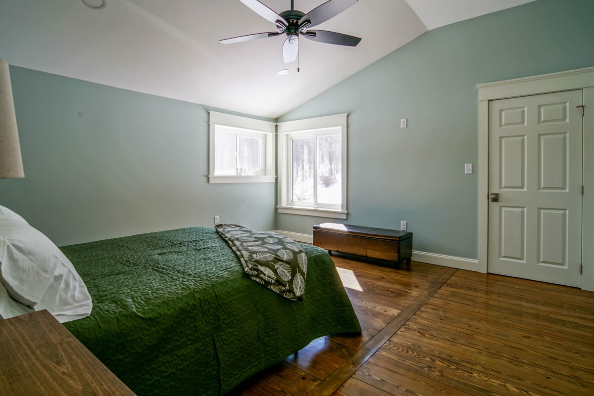 Spavaća soba na drugom katu dijeli kupaonicu u hodniku ako se koristite krevetom Murphy u TV sobi.