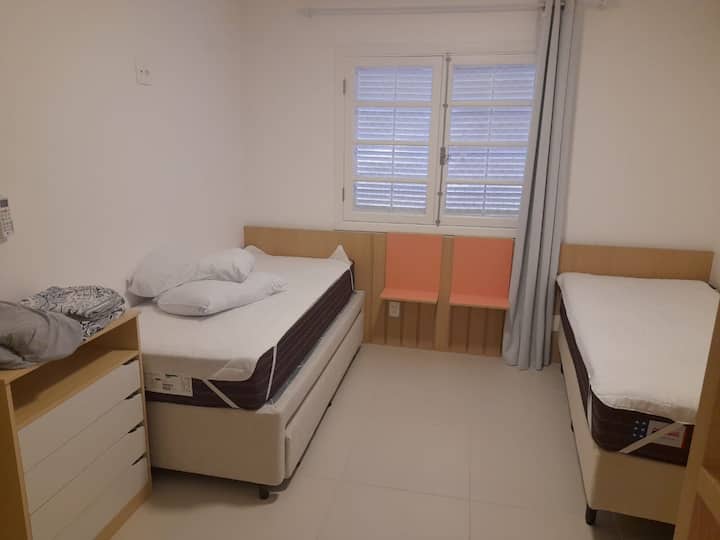 första ensuite, med tre enkelsängar