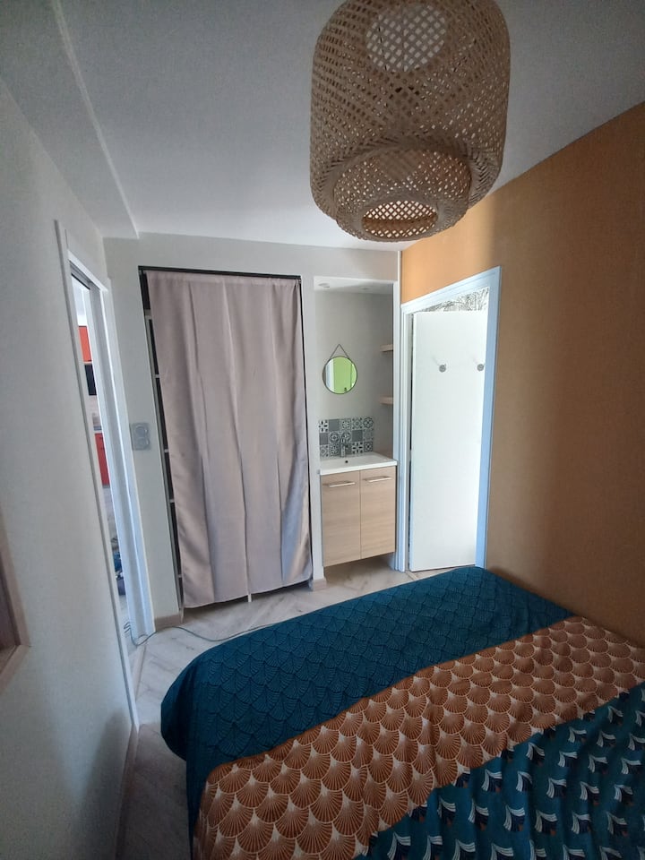 غرفة صغيرة ( شخصان)