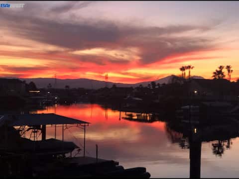 Bright and Sunny Waterfront Hideaway