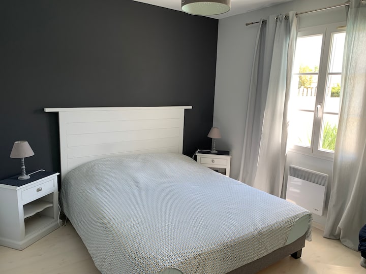 غرفة نوم 1 تضم سرير كوين