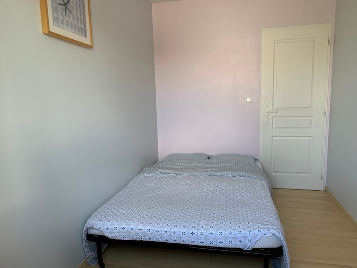 غرفة نوم 4 ( أصغر ) مع سرير أريكة مزدوج