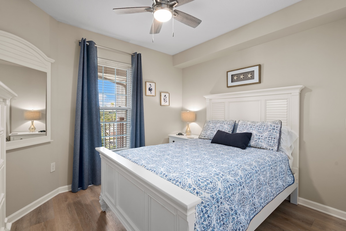 Guest Bedroom with Queen bed