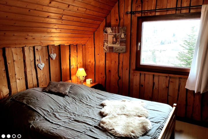 Chumba cha kulala kilicho na kitanda cha watu wawili