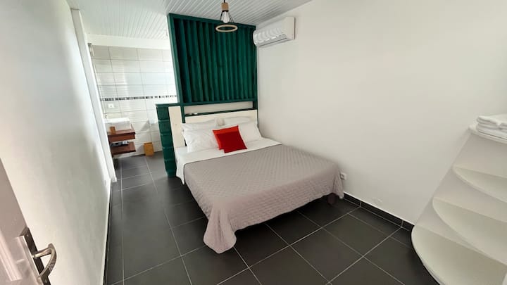 2. spavaća soba s bračnim krevetom i spojenom kupaonicom 