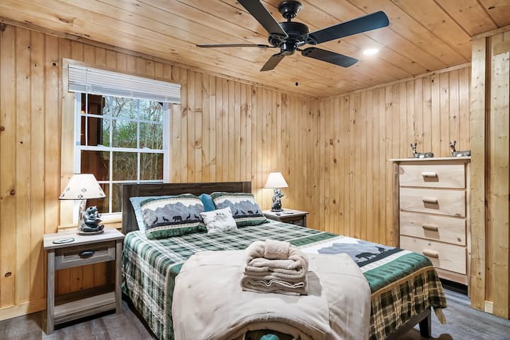 Chambre au premier étage avec un lit Queen Size et une smart tv de 55 pouces 4K