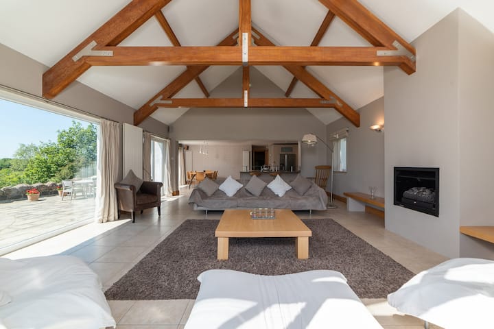 Stunning North Coast Villa, River View Hot Tub 20+ - Portstewart