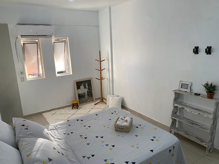 Ოთახი ორადგილიანი ზამბარიანი საწოლით.
LG კონდიციონერი 12 000 BTU ‑ ს სიმძლავრით.