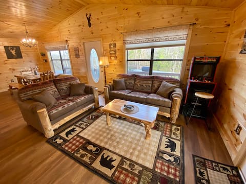 Successful Airbnb property: Fenced BigYard+Playground/Toys /HotTub/Arcade/Pets in Fairgarden