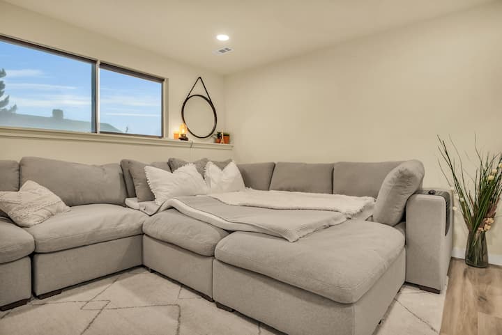 منطقة نوم إضافية مع فرشة متوفرة على المنصة.