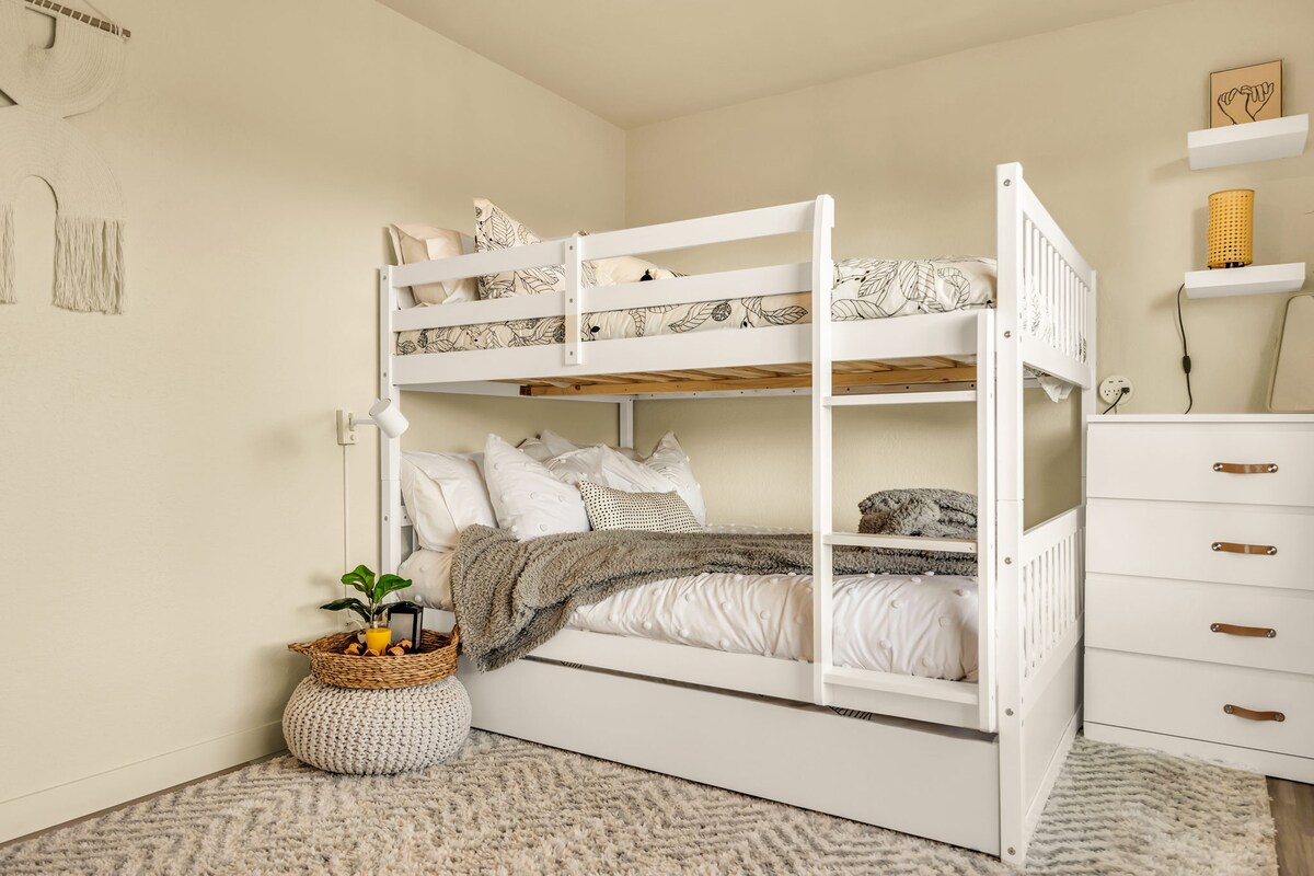 Veľká poschodová posteľ s vysúvacím dvojlôžkom.