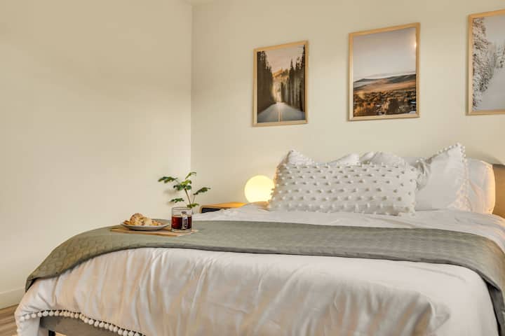 غرفة النوم الثالثة ، سرير كوين. منضدتان مع درج تخزين.