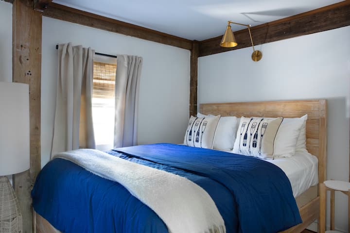 Spálňa s manželskou posteľou na hlavnom poschodí mimo obývacej izby