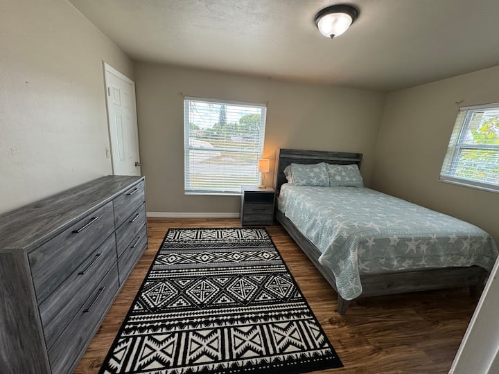 Dhoma e gjumit #2 ndodhet pranë banjës së dytë dhe ka dy dritare të ndritshme, sirtarë të gjerë dhe një qilim të rehatshëm. 