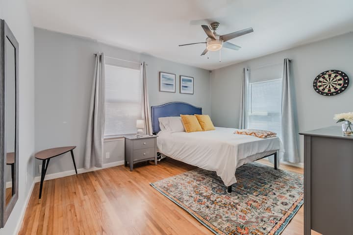Queen bedroom with beautiful decor!
