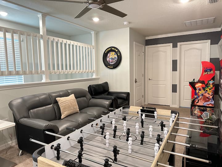 Kjo është dhoma jote private e lojërave ku do të argëtohesh shumë! Këtu do të gjesh dekorimin e dritave LED, një tavolinë futbolli, 1 arkadë, një televizor inteligjent të sheshtë, një divan, lavanderi të kompletuar (lavatriçe dhe tharëse), dekorim muri, ventilator tavani, portë për bebe, termostat. 