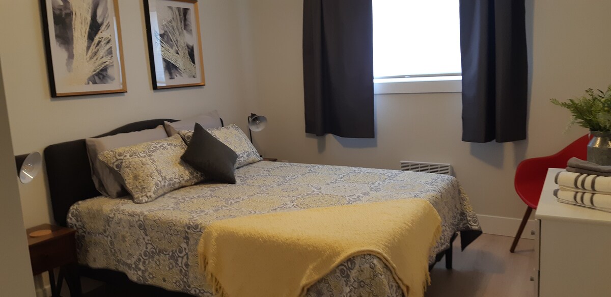 Chumba cha kulala #2 ni cha jua na cha kuvutia.  Kitanda aina ya Queen chenye mito ya ziada.  Kabati kubwa lenye hifadhi nyingi.  Bafu kamili nje ya mlango. 