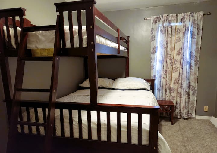 Спалня на горното ниво с двуетажно легло с двойно легло и 2 единични легла. 