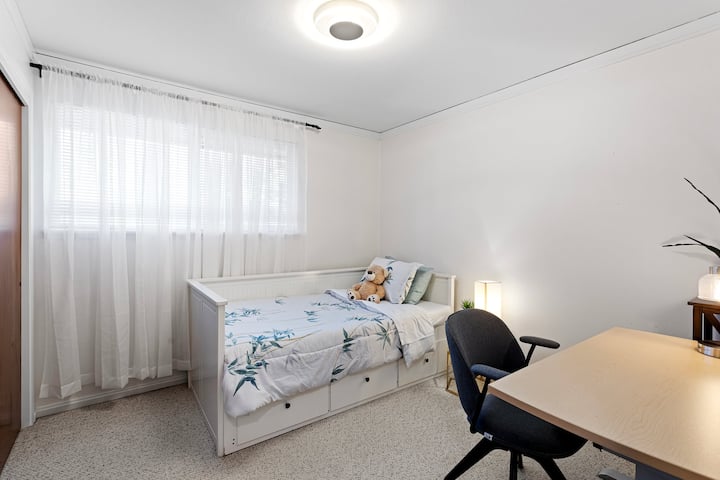 Dhoma e tretë e gjumit ka pak hapësirë për të lëvizur dhe ka një krevat dopio.