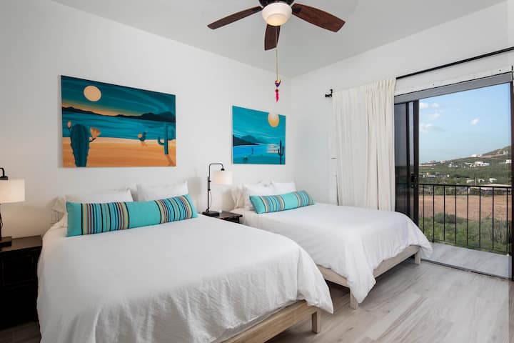 غرفة نوم ثانية بسريرين بحجم كبير