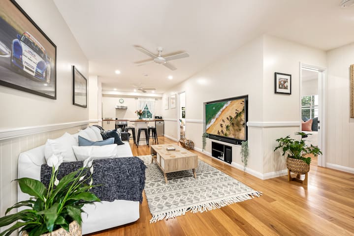 Self contained lower level, 5 min stroll to beach