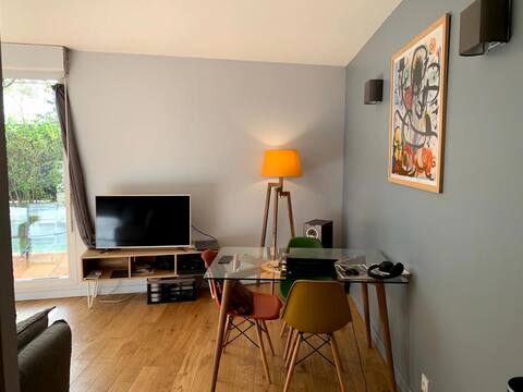 Metro L13 at 300m, free parking, 2 rooms garden